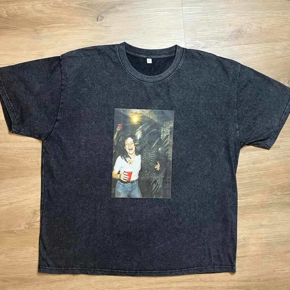 Alien Partying with Ripley Graphic Meme Tee Grey Acid Wash T-Shirt  3XL NWOT